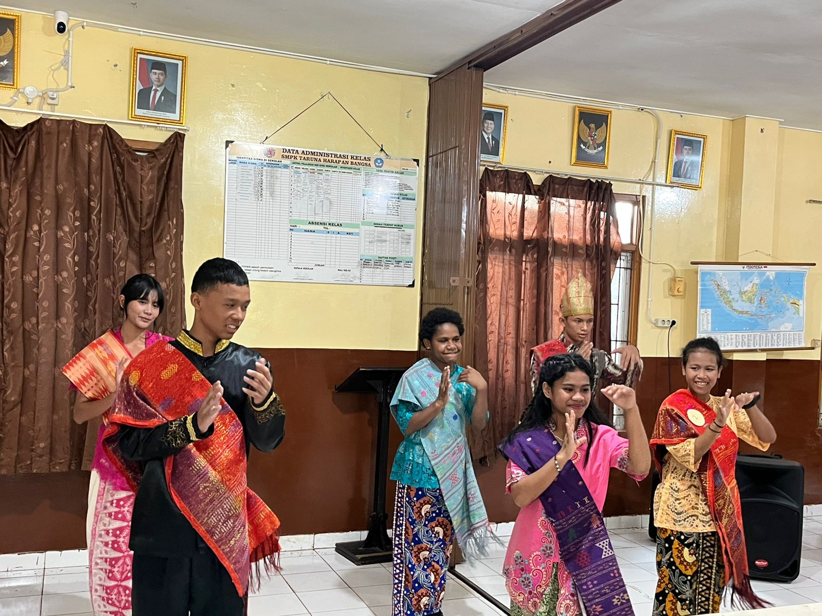 Paduan Suara dan Menari